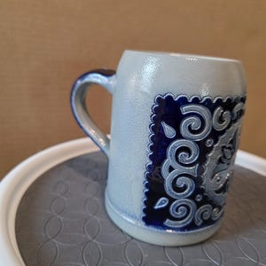 Taza de cerámica pesada – Gres azul repujado – 12,7 cm de alto – Buen estado
