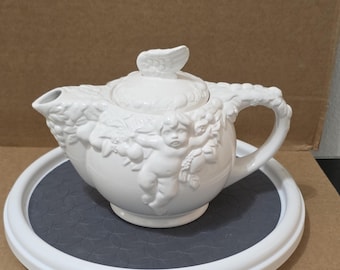 Teiera IWC Cooks Bazaar con cherubini bianchi, servizio da tè vintage in ceramica con angelo e putto in rilievo.