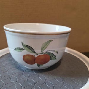 Royal Worcester Evesham Gold Cereal Bowl 6" Fine Porcelain England Apple Berry