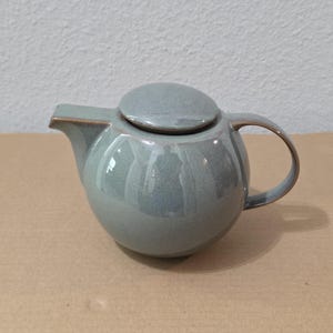Tetera vintage de gres japonés Otagiri, color azul celadón gris, con tapa.