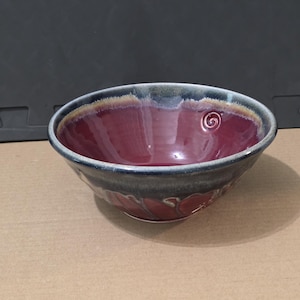 Kunstkom van Dragonfire & Mica Pottery Studio, gemaakt door Angel Brame en gesigneerd, 18 cm (7 inch), handgemaakt.
