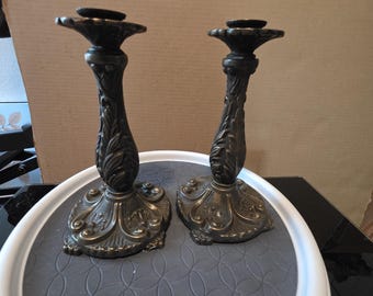 Castiçais Vintage Ornamentados em Metal – Par – 20 cm – Taiwan ROC – Pesados