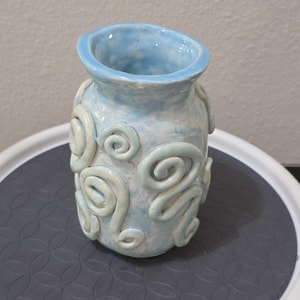 Signed Molly Hartney Vintage Studio Art Pottery Blue White Swirl Coiled Vase 6.5