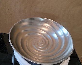Metalowa miska dekoracyjna – 12” spiralny wzór – 3” wysokości – zużycie/odpryski – styl vintage