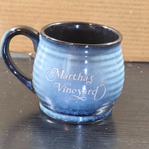 Martha's Vineyard Kaffeetasse aus blauer Keramik, Souvenirbecher, Inselsilhouette, 11,4 cm