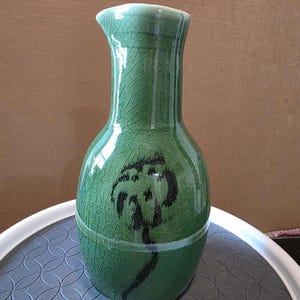 Jarrón de cerámica Studio Pottery de 23 cm (9 pulgadas) con esmalte craquelado verde "Spice 2353", pintado a mano.