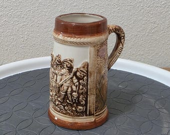 Caneca de cerveja vintage em miniatura, fabricada no Japão, em cerâmica com relevo de cena folclórica, 11,4 cm (4,5 polegadas).