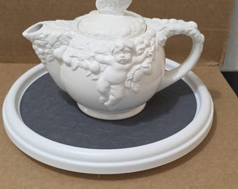 Tetera IWC Cooks Bazaar White Cherub de cerámica vintage con relieve de ángel y putti.