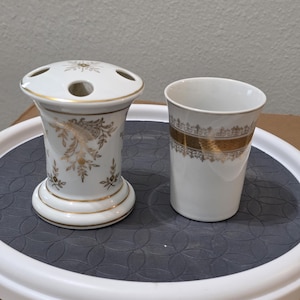 Vintage weißes Porzellan Blumen Haar Empfänger und Becher Set Goldverzierung