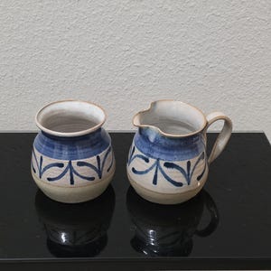 サイン入りスタジオアート陶器一輪挿し＆ピッチャー 青色ストーンウェア 手びねり サイン入り
