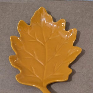 Plato de cerámica amarilla con diseño de hojas Cordon Bleu de BIA, 25 cm (10 pulgadas), ideal para servir en otoño o en Acción de Gracias.