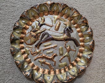 Piatto decorativo vintage in metallo da appendere alla parete, 28 cm / Piatto decorativo ornato con staffa