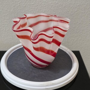 Amber Handkerchief - Etsy MCM Red Amber Swirl Hand Blown Art Glass Handkerchief Ruffled Centerpiece Bowl display picture 1
