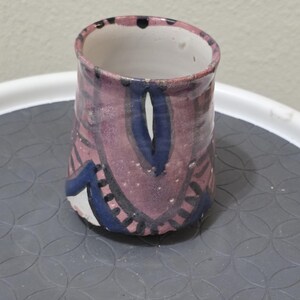 Tasse/gobelet/mug d'art en céramique peinte à la main de 10 cm, rose et bleu, à motifs géométriques abstraits.