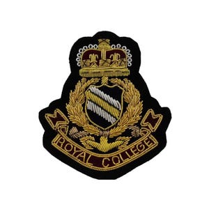 Op de afbeelding: Geborduurde patch met een zwarte achtergrond, met een gouden kroon, een schild met zwarte, witte en gele strepen en een gouden lauwerkrans. De tekst "ROYAL COLLEGE" is in goud geborduurd op een gebogen banner.
