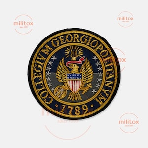 Może przedstawiać: Okrągła naszywka ze złotym napisem "COLLEGIVM GEORGIOPOLLITANVM 1789" na granatowym tle. Naszywka przedstawia emblemat orła z czerwoną, białą i niebieską tarczą.