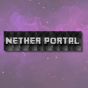 Peut inclure: Graphique rectangulaire avec les mots "NETHER PORTAL" en lettres blanches pixélisées. Le texte est placé sur un fond gris foncé pixélisé. Le fond est un dégradé de violet et de rose avec des points blancs en forme d'étoiles.