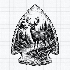 Peut inclure: Une illustration en noir et blanc en forme de pointe de flèche représentant une scène détaillée d'un cerf debout près d'une rive. L'arrière-plan montre une forêt dense avec des pins et un terrain rocheux, le tout encadré par une bordure en pierre.