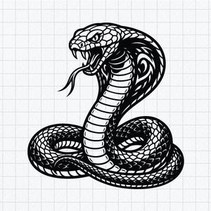 Puede incluir: Una ilustración gráfica en blanco y negro de una cobra enroscada con la capucha desplegada, la boca abierta y los colmillos expuestos. La serpiente presenta patrones de escamas detallados en el cuerpo y la cabeza, en un estilo de trazo audaz.