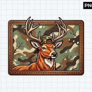 Könnte beinhalten: Eine rechteckige grafische Illustration eines braunen Hirsches mit großem Geweih, der eine Camouflage-Baseballkappe trägt. Der Hirsch ist vor einem grün-braun-beigen Camouflage-Hintergrund platziert, eingefasst von einem braunen Lederrahmen.