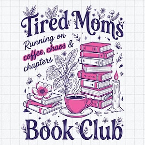 Op de afbeelding: Een grafische illustratie met de tekst "Tired Moms Running on coffee, chaos & chapters Book Club" in donkerpaars en roze. Het ontwerp bevat een stapel boeken, een dampende roze koffiekop, een bloem en een brandende kaars.