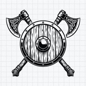 Peut inclure: Une illustration graphique en noir et blanc représentant un bouclier rond en bois avec un umbo central, placé derrière deux haches de combat croisées. Les haches présentent des motifs de nœuds complexes sur les lames et des manches détaillés.