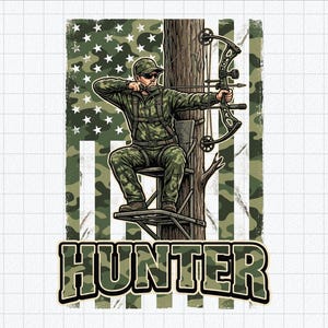 Può includere: Un'illustrazione grafica di un cacciatore in abbigliamento mimetico seduto su un trespolo, che mira con un arco composto. Lo sfondo presenta una bandiera americana con motivo mimetico e la parola HUNTER è stampata in grandi lettere in grassetto.