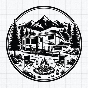 Pode incluir: Uma ilustração gráfica circular a preto e branco com um veículo recreativo estacionado numa floresta com montanhas ao fundo. Em primeiro plano, há uma fogueira rodeada por pedras, duas cadeiras dobráveis e duas lanternas.