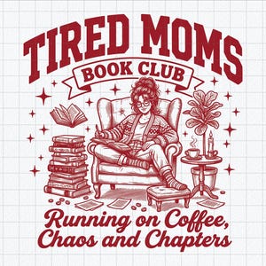 Op de afbeelding: Een kastanjebruine grafische illustratie met de tekst TIRED MOMS BOOK CLUB en Running on Coffee, Chaos and Chapters. Het toont een persoon die leest in een fauteuil, omringd door een stapel boeken, een kamerplant, een koffiekopje en een kaars.