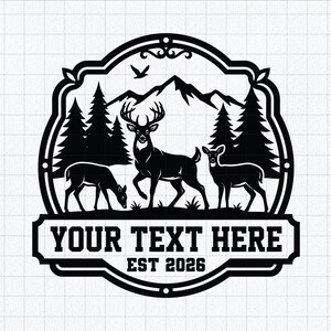 Peut inclure: Un design graphique noir et blanc représentant un cerf central avec des bois, flanqué de deux cerfs plus petits. La scène inclut des pins, une chaîne de montagnes et un oiseau en vol. Une bannière affiche le texte YOUR TEXT HERE et EST 2026.