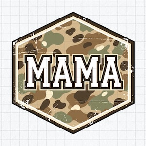 Pode incluir: Um design gráfico hexagonal com um padrão de camuflagem em tons de verde, castanho e bege com uma textura desgastada. A palavra MAMA está impressa em letras maiúsculas brancas grandes e negrito com um contorno castanho escuro no centro.