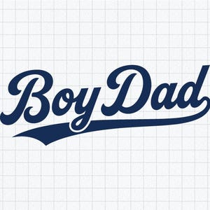 Op de afbeelding: Een donkerblauw grafisch ontwerp met de tekst "Boy Dad" geschreven in een vet cursief lettertype. De belettering bevat een opvallende onderstrepende zwaai die zich onder de letters uitstrekt, op een witte achtergrond met een raster.