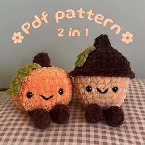 Puede incluir: Dos juguetes de ganchillo de felpa, una calabaza naranja y una bellota beige, ambos con tallos marrón oscuro, hojas verdes y ojos de seguridad negros. El texto "Pdf pattern 2 in 1" aparece arriba, enmarcado por dos pequeños iconos de flores.