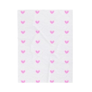 Peut inclure: Tissu blanc avec un motif répété de cœurs roses. Chaque cœur est orné d'un petit point rose foncé au centre. Le tissu semble légèrement texturé.