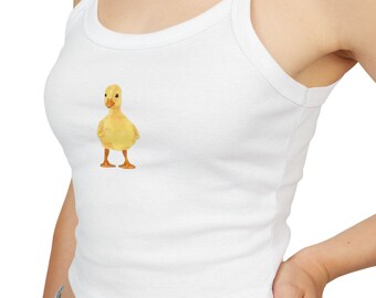 Puede incluir: Camiseta sin mangas blanca con una ilustración de acuarela de un patito amarillo. El patito tiene patas naranjas y un pico amarillo. La camiseta sin mangas tiene un cuello redondo y tirantes finos.
