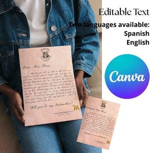 Puede incluir: Una carta rosa estilo pergamino con escritura adornada, con el texto "Dear Miss Flores" y "Will you be my Godmother?" El escudo de Hogwarts está en la parte superior. La imagen también incluye el logotipo de Canva y texto que indica texto editable en español e inglés.