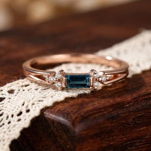 London Blautopas Ring Roségold, Baguette Blautopas Verlobungsring, Minimalistischer Ring für Sie, zierliches Dezember Geburtsstein Geschenk