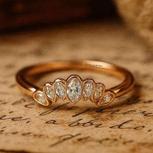 Diamantband im Birnenschliff, 18K Gold Stapeldiamant Verlobungs- & Hochzeitsgeschenk, zierliches geschwungenes Versprechensband, Statement-Jubiläumsring für Frauen