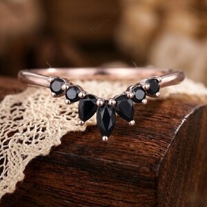 Anello a chevron in onice nera, anello a corona in oro rosa, anello di fidanzamento gotico, anello minimalista impilabile, anello con pietra preziosa marquise, regalo