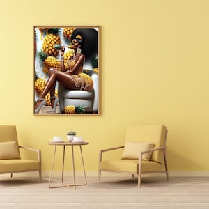 Könnte beinhalten: Gerahmter Kunstdruck mit einer Frau in gelber Kleidung, die auf einem weißen Stuhl sitzt, umgeben von Ananas. Das Kunstwerk hat eine lebendige Farbpalette mit Gold- und Gelbtönen. Die Frau trägt High Heels und hält eine Ananas.