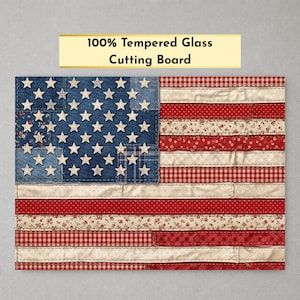Puede incluir: Una tabla de cortar rectangular de vidrio templado con un diseño impreso de la bandera estadounidense compuesto por varias texturas similares a la tela, incluyendo mezclilla, cuadros rojos y patrones florales. El texto 100% Tempered Glass Cutting Board es visible.
