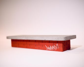 Cornisa de calle de ladrillo - Hormigón fundido a mano y sellado