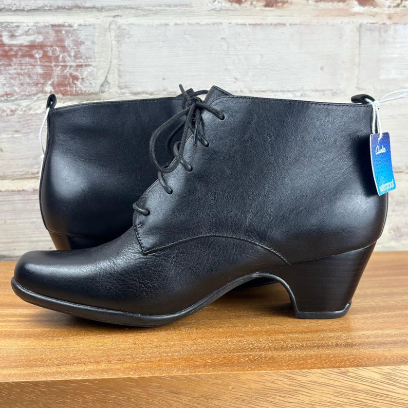 Clarks Waterproof Leather Lace Up Ankle Boots Women's Size 7 Black image 4