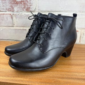 Clarks Waterproof Leather Lace Up Ankle Boots Women's Size 7 Black image 1