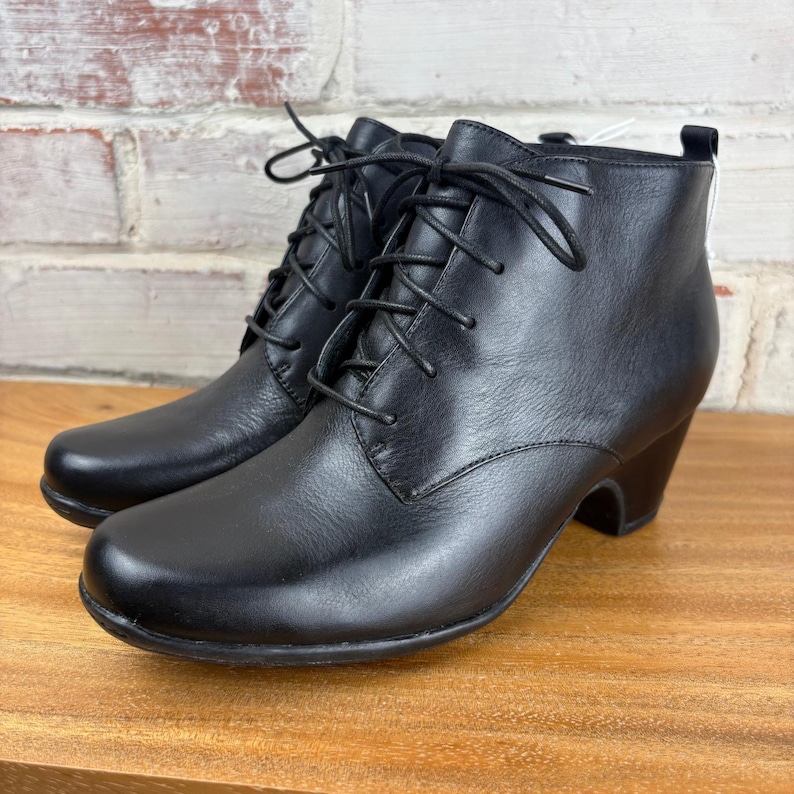 Clarks Waterproof Leather Lace Up Ankle Boots Women's Size 7 Black image 1
