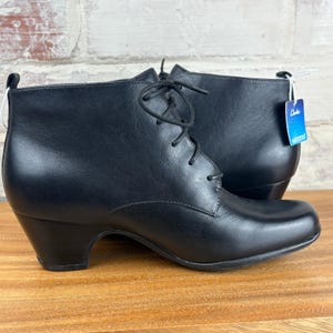 Clarks Waterproof Leather Lace Up Ankle Boots Women's Size 7 Black image 5