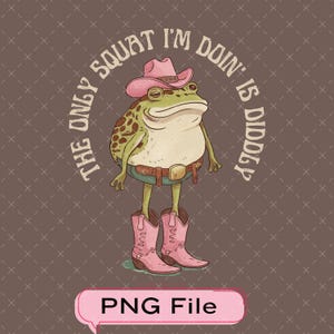 Pode incluir: Um sapo de desenho animado usando um chapéu e botas de cowboy rosa, com o texto "The only squat I'm doin' is diddly" em um design circular. O sapo tem um corpo verde e marrom manchado e está usando um cinto.