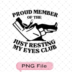 Op de afbeelding: Zwart-wit afbeelding van een persoon die in een stoel leunt en een telefoon vasthoudt. De tekst luidt "PROUD MEMBER OF THE JUST RESTING MY EYES CLUB." Een roze tekstballon zegt "PNG File."