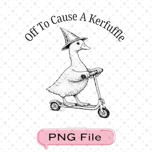 Puede incluir: Ilustración en blanco y negro de un ganso con un sombrero de bruja montado en un patinete. El texto "Off To Cause A Kerfuffle" está arqueado sobre el ganso. Una burbuja rosa con el texto "PNG File" está en la parte inferior.