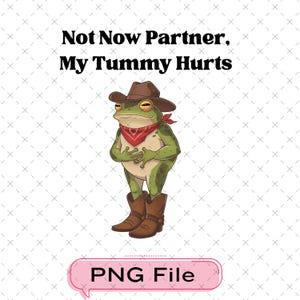 K&ouml;nnte beinhalten: Ein Cartoon-Frosch mit Cowboyhut, rotem Halstuch und braunen Stiefeln, der sich mit schmerzverzerrtem Gesicht den Bauch h&auml;lt. Der Text dar&uuml;ber lautet "Not Now Partner, My Tummy Hurts". Darunter steht der Text "PNG File."